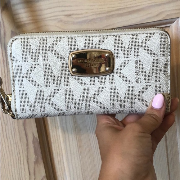 Small white MK wallet excellent condition - Picture 1 of 6
